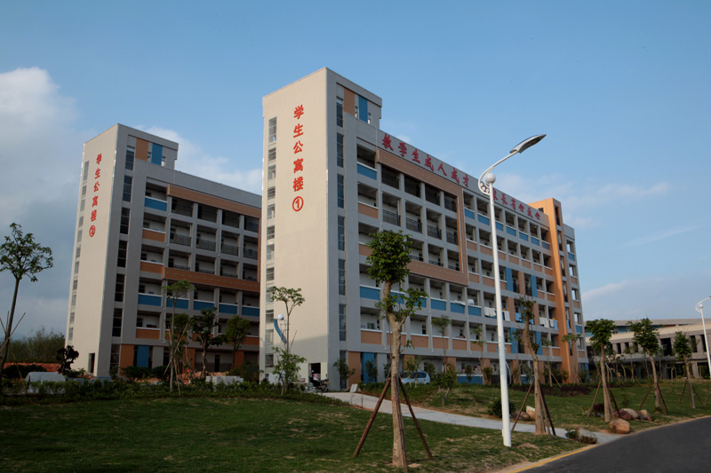 泉州聚龙外国语学校坐落于福建泉州东北角美丽的聚龙小镇